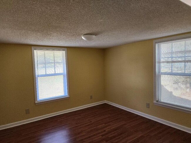 Building Photo - LOVE SIZE!