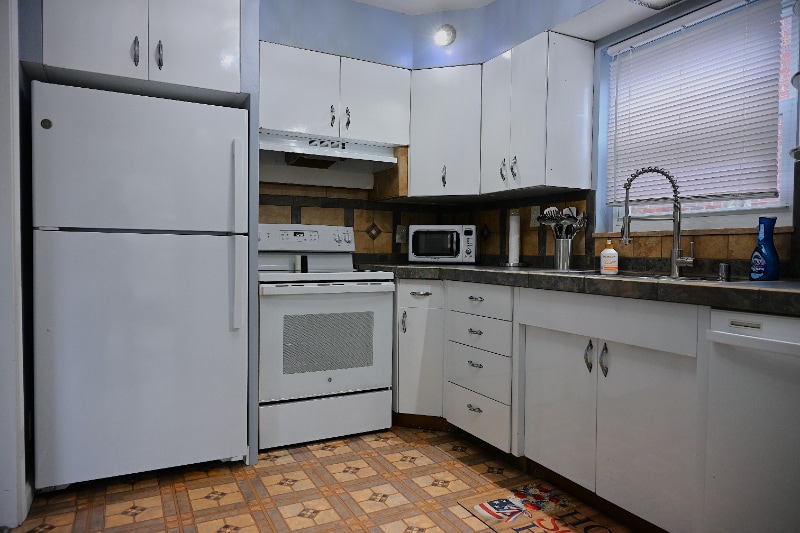 Building Photo - 21 Lake St