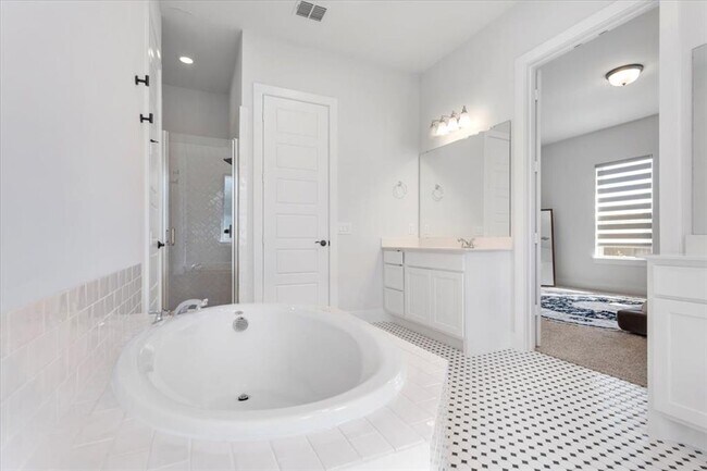 Building Photo - 7905 Catbird Ln