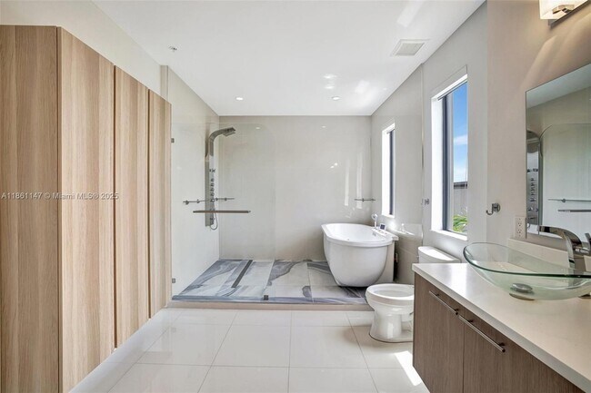 Building Photo - 164 SE 4th Terrace