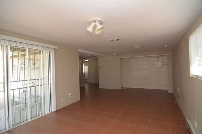 Building Photo - Huge 4 Bedroom 2  Bath! Close to the University!