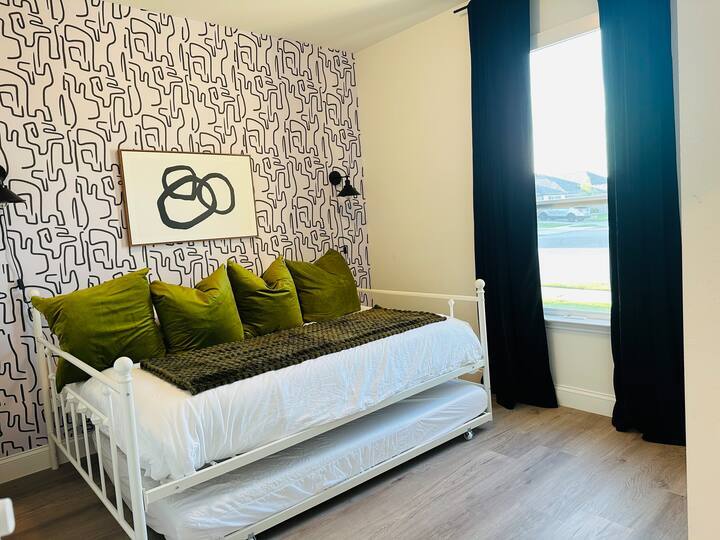 Building Photo - 528 Bronze Forest Dr