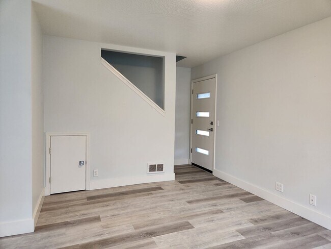 Building Photo - 3 Bedroom Campus Duplex!