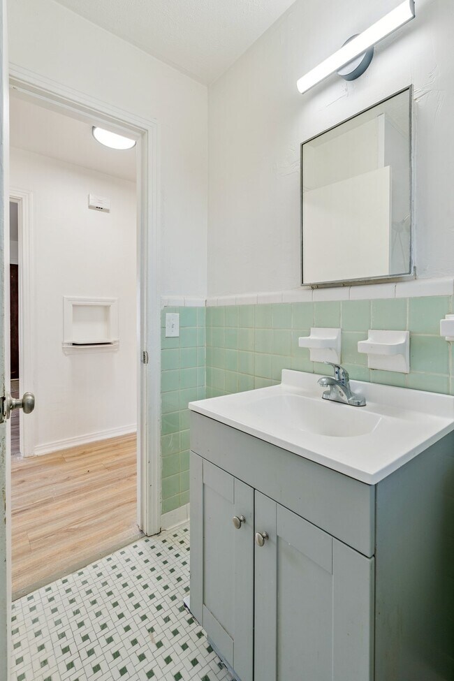 Building Photo - 1412 NE 38th St