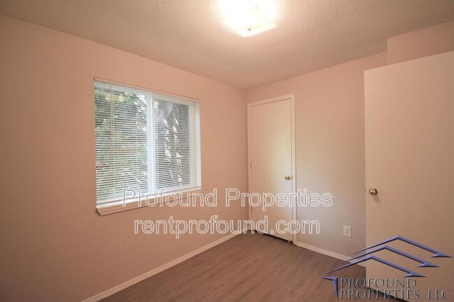 Building Photo - 1448 NE Thomas Ct