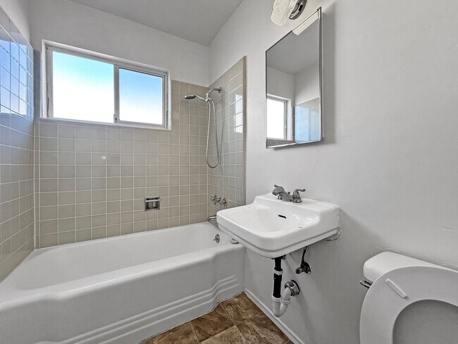 Building Photo - 1B 1BA Condo in University Heights w/ Rese...