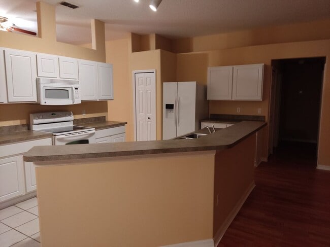 Building Photo - 17 Ziegler Pl