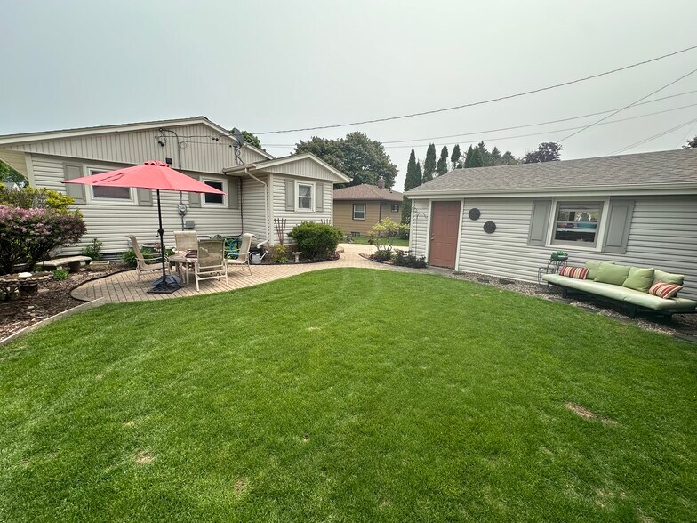 Cozy oasis backyard - 2828 S 11th Pl