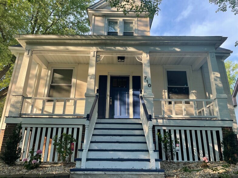 Primary Photo - 710 Park Ave