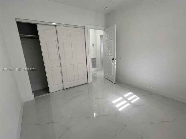 Building Photo - 5470 W 8th Ln