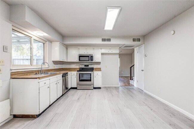 Building Photo - 901 E Village Ln