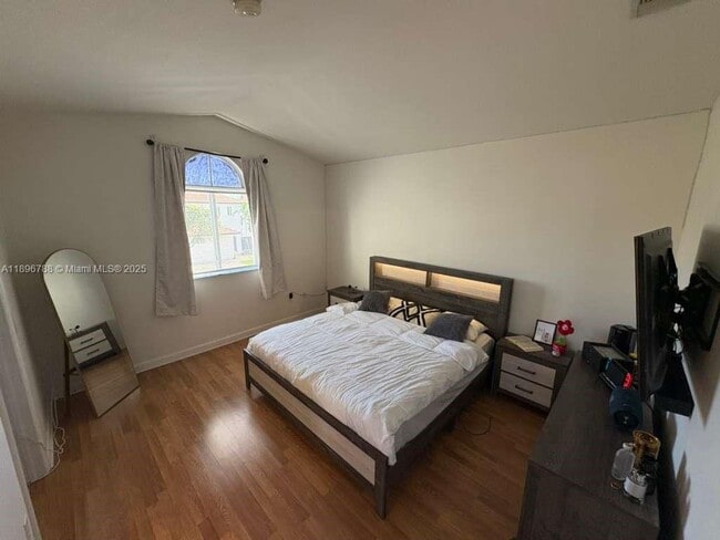 Building Photo - 1064 NE 41st Ave