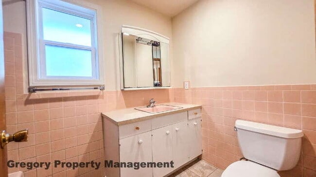 Building Photo - Spacious 5-Bedroom Kirkland Home – Daylight Basement, RV Parking, Quiet Private Drive & Top Schools!