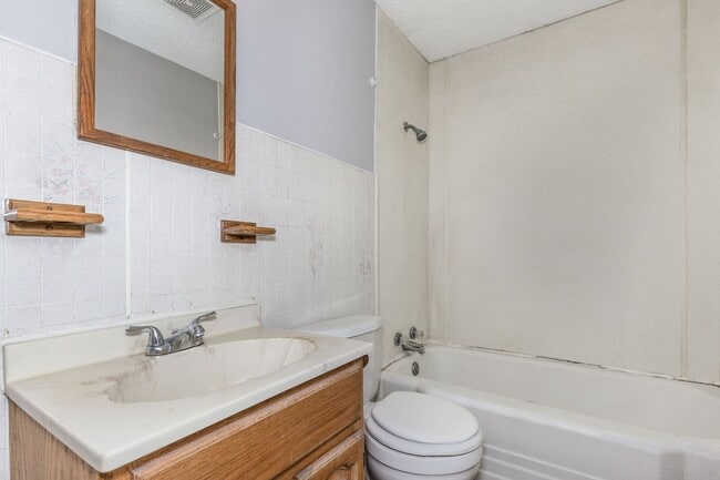 Building Photo - 2 bedroom 1 bath home