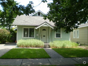 Building Photo - 2 bed/1 bath Bungalow ~ Hardwood Flooring ...