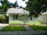 Building Photo - 2 bed/1 bath Bungalow ~ Hardwood Flooring ...