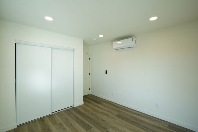 Building Photo - 1600 E Columbia Ave