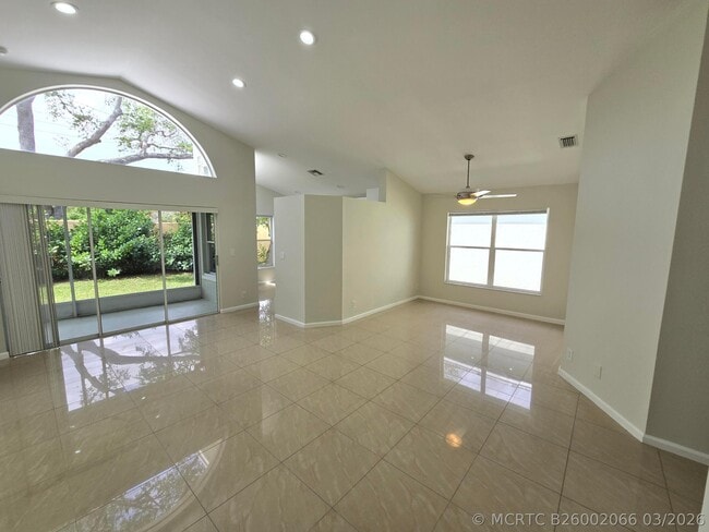 Building Photo - 1041 Fairfax Cir W
