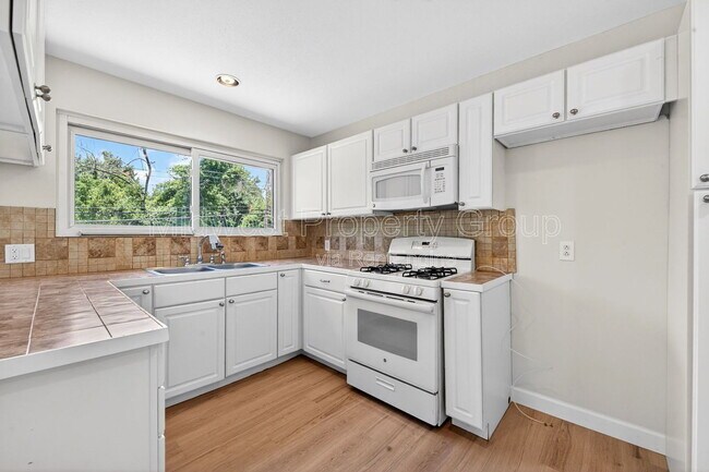 Building Photo - 2765 Chelsea Dr