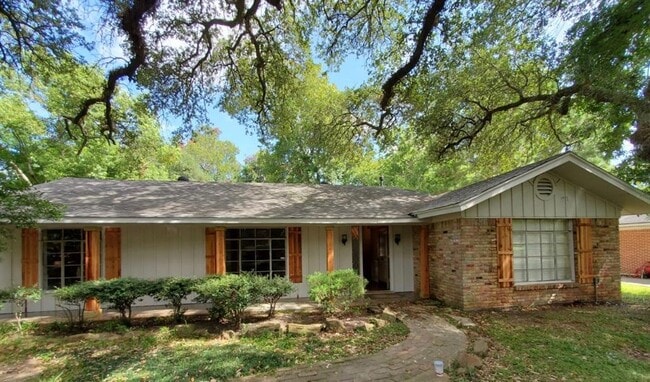 Primary Photo - 304 Forrest St