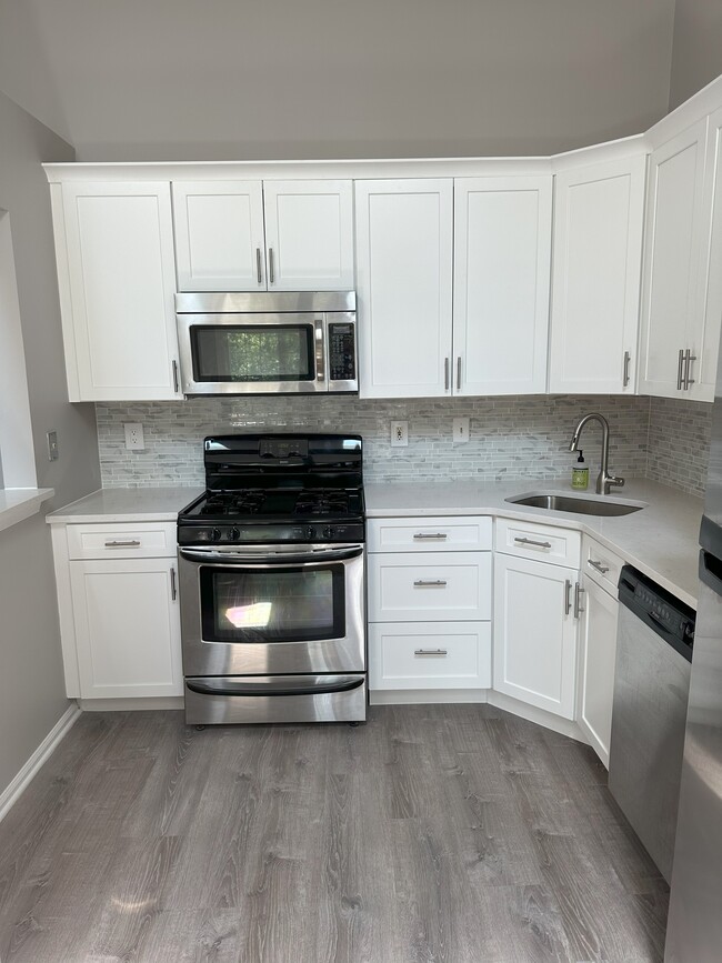 Completely upgraded Kitchen - 354 Wimbeldon Ct