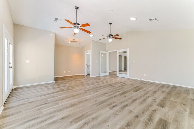 Building Photo - 646 E Gila Ln