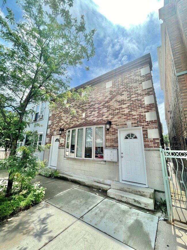 Primary Photo - 2135 W 19th St