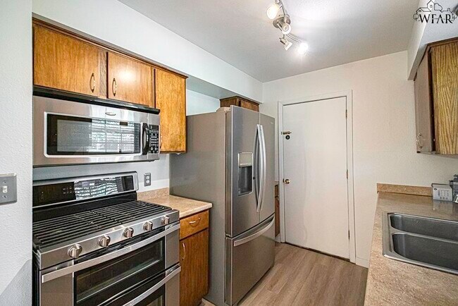 Building Photo - 4659 Woodlawn