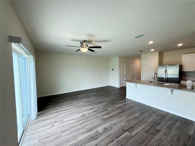 Building Photo - 1213 BALSAM Dr