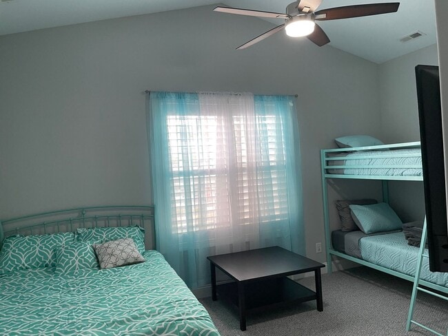 Building Photo - OFF-SEASON MONTHLY RENTAL - ESCAPE THE WINTER MONTHS!!!