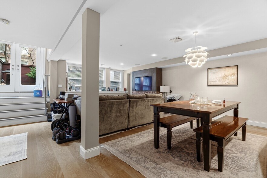 Building Photo - 98 Waltham St