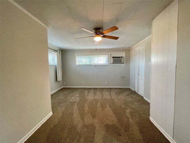 Building Photo - 1112 Southampton Dr