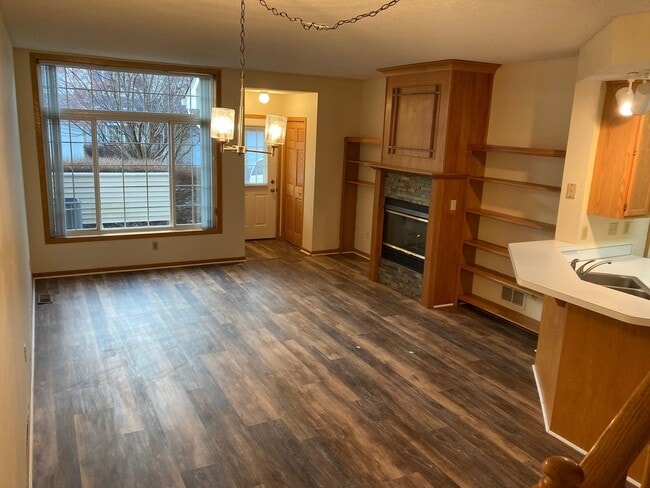 Building Photo - 2BR Woodbury Townhome with flexible lease term!