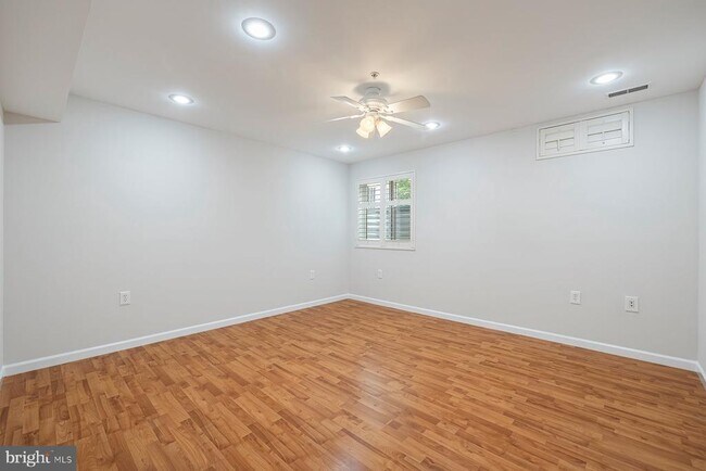 Building Photo - 805 Thicket Ct