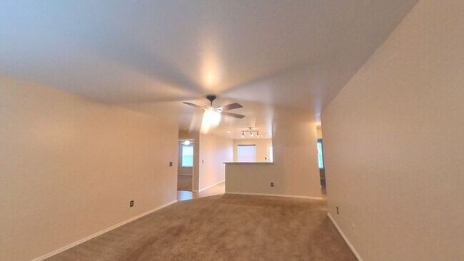 Building Photo - Yukon 4 Bed
