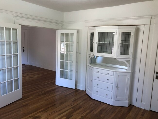 Building Photo - 219 Park Ave