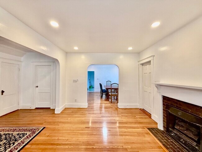 Building Photo - 107 E Elm Ave