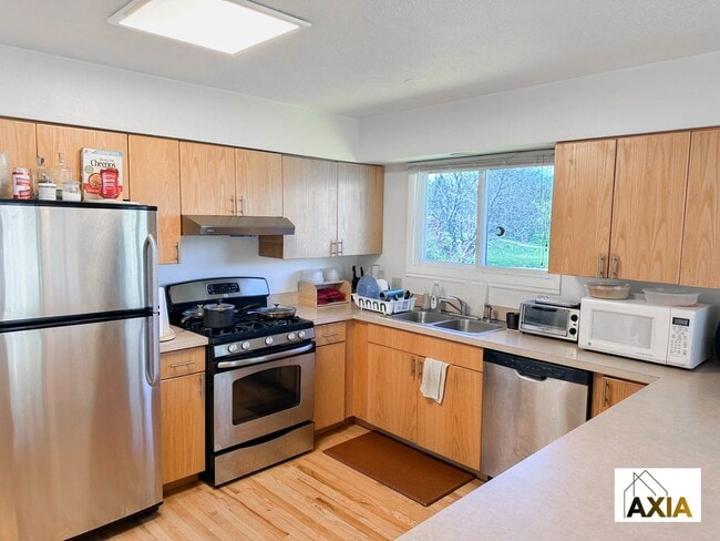 Building Photo - Spacious Home Right on the Park!