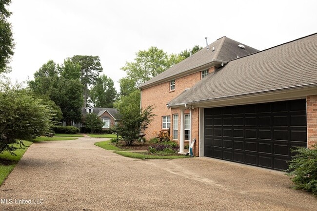 Building Photo - 110 Little John Ln