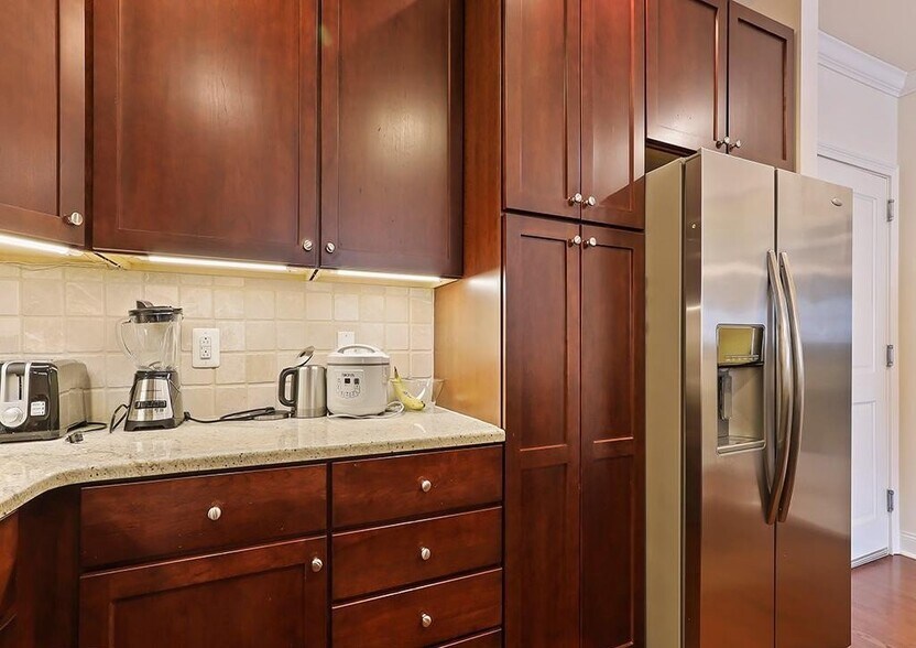 Building Photo - 600 Commodore Court
