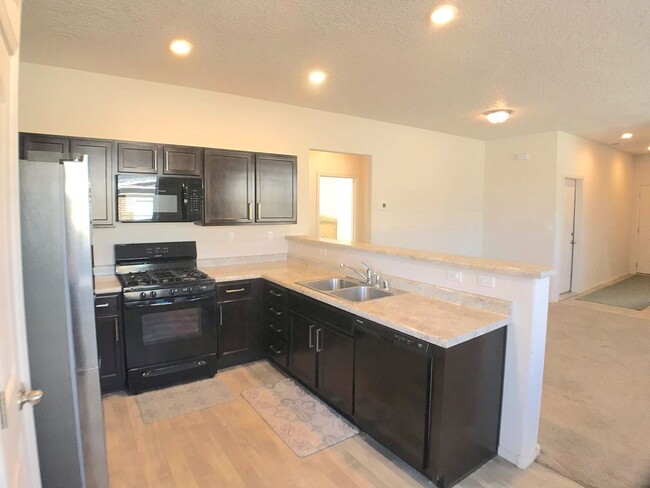 Building Photo - Spacious 4 Bedroom Los Lunas Home. Open la...