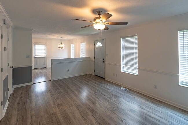 Building Photo - Knoxville 37912 - 2 bedroom, 1.5 bathroom ...