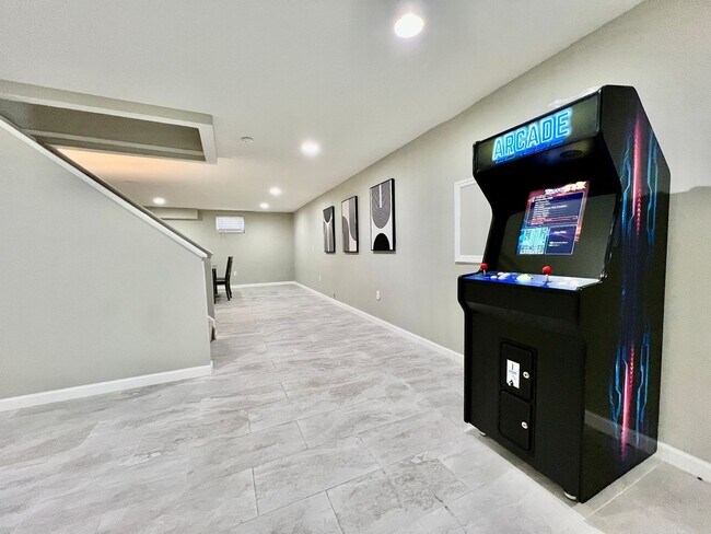 Building Photo - Executive home in West Chester with HOT TUB