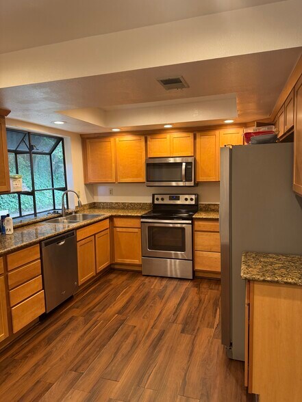 Building Photo - 600 Lighthouse Dr