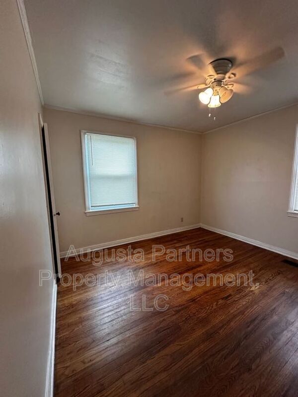 Building Photo - 3224 York Dr