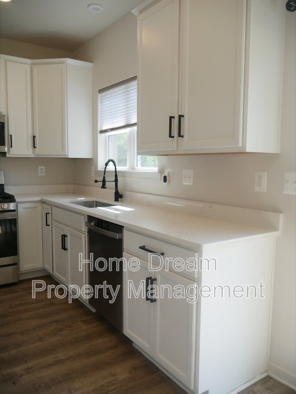 Building Photo - 2517 Drake Ln