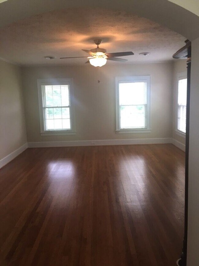 Building Photo - Kentucky mansion overlooking horse farm with stunning views    260323