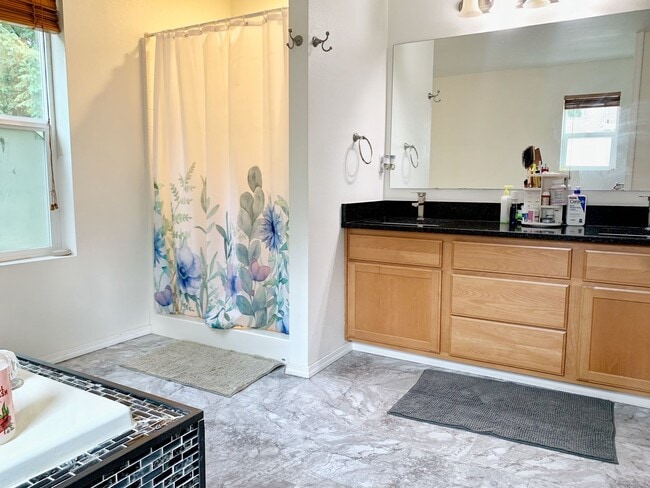 Building Photo - Remodeled Maple Woods Beauty