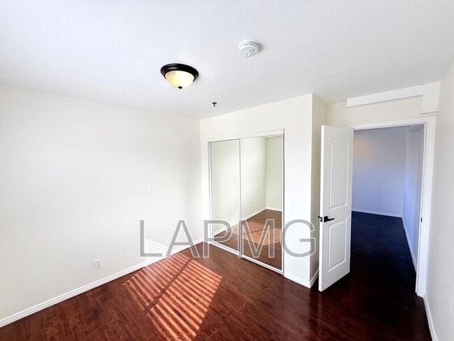 Building Photo - 432 N Kingsley Dr