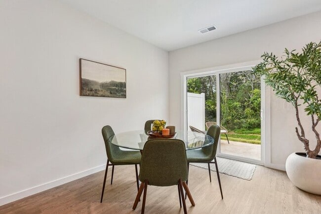 Building Photo - Brand-New Luxury Townhomes – 1st Month Fre...